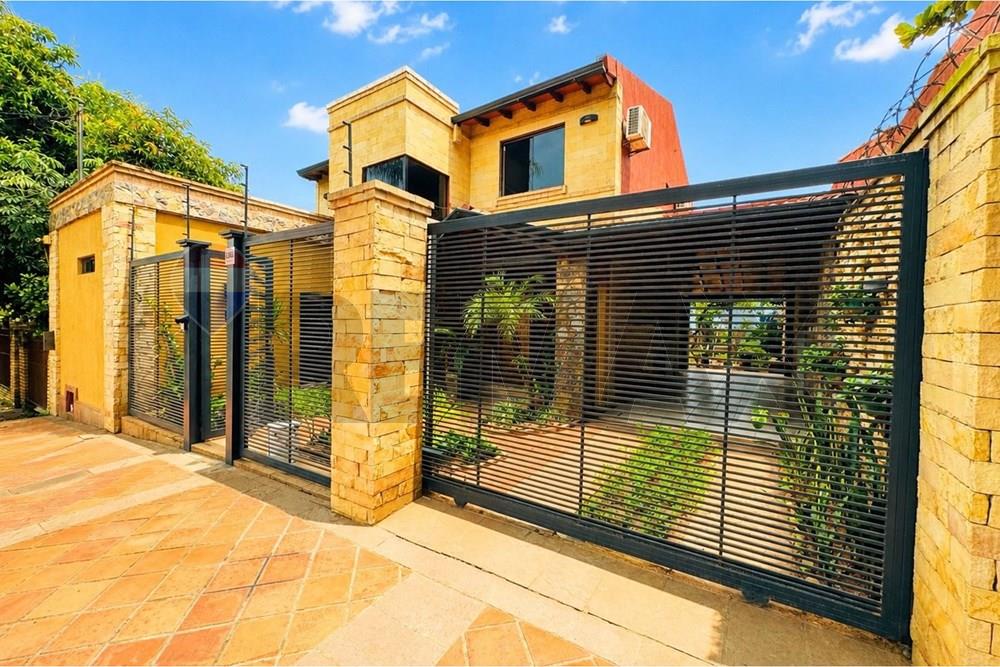 Casa en venta en Lambaré · 200 m² · 3 dormitorios