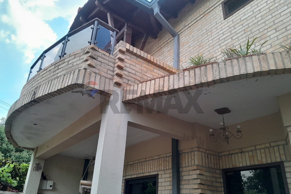 Casa en venta en Lambaré · 360 m² · 6 dormitorios