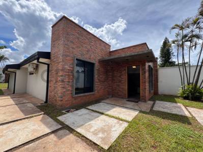 Casa en venta en Encarnación · 250 m² · 4 dormitorios