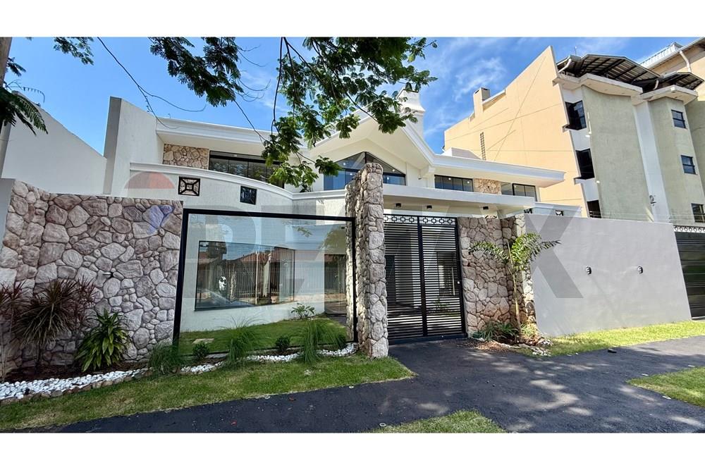 Casa en venta en Ciudad del Este · 720 m² · 7 dormitorios